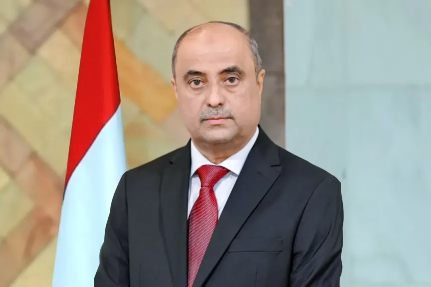 عاجل: الحكومة تعلن البدء بصرف المرتبات المتأخرة للموظفين المدنيين والعسكريين